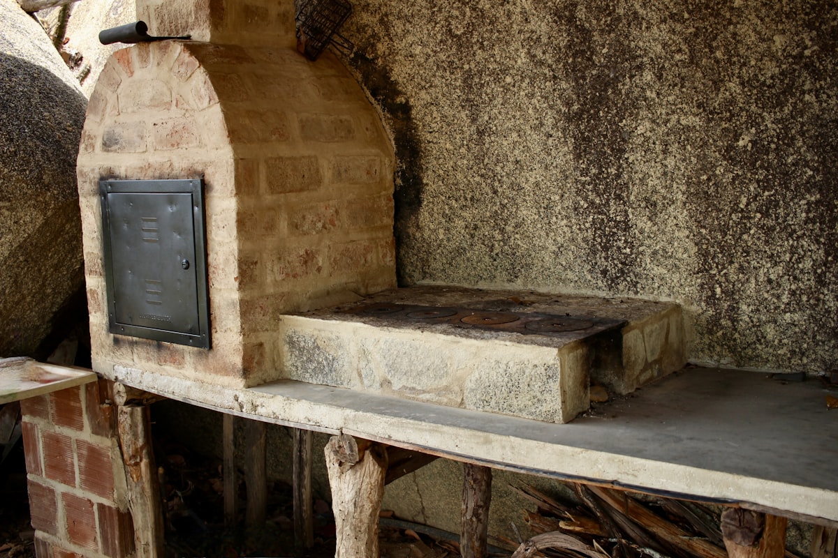 Baguettes en cours de cuisson sur pierre à pain