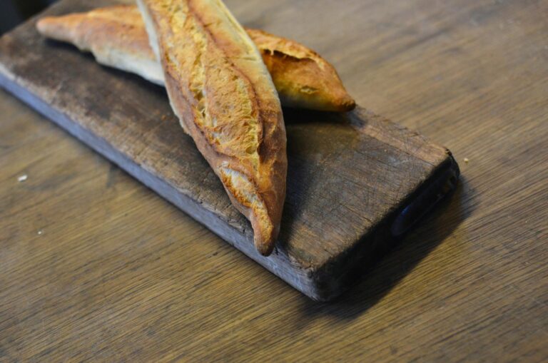 Baguettes tradition maison sur grille avec croûte croustillante