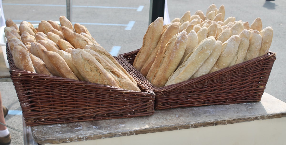 Belle brioche tressée dorée sortie du four