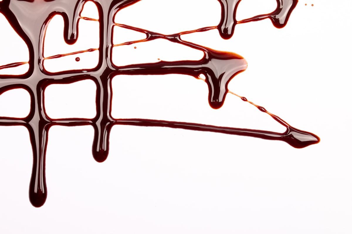 Chocolat noir en cours de fonte au bain-marie avec le beurre