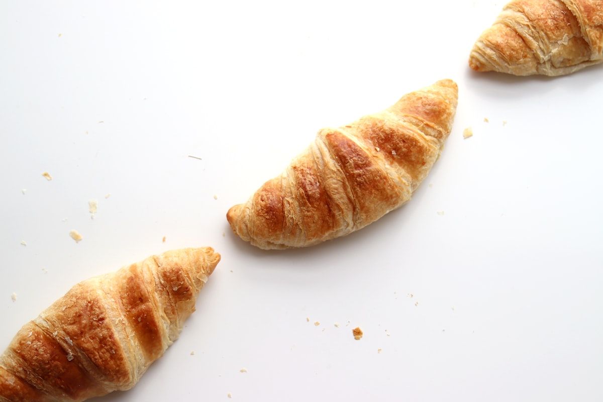 Roulage des triangles de pâte pour former les croissants