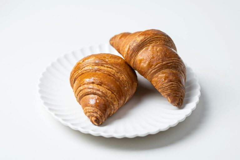 Croissants au beurre maison dorés avec couches feuilletées visibles