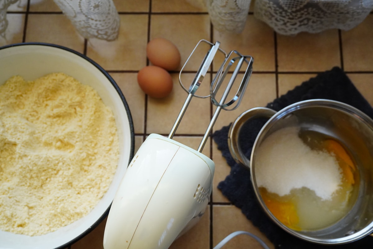 Tamisage de la farine fine T45 pour les viennoiseries