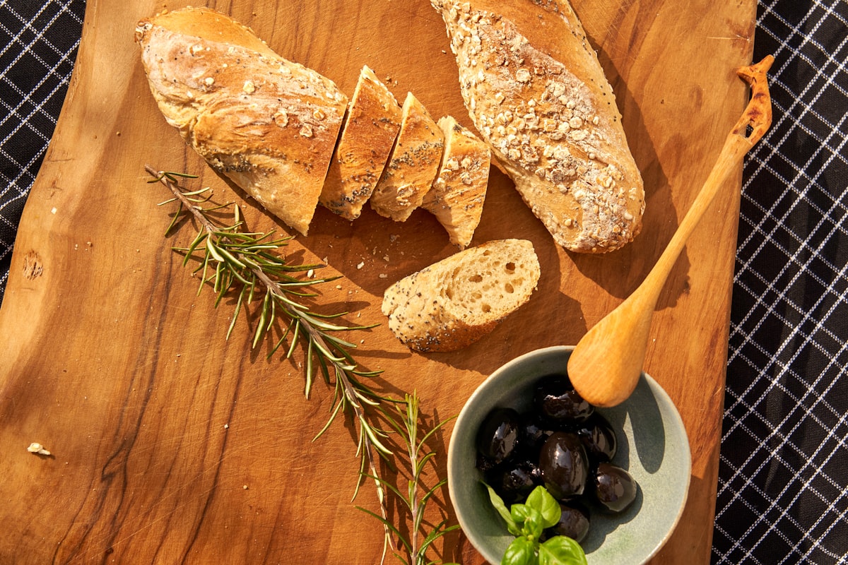 Fougasse découpée prête à cuire avec les incisions en feuille