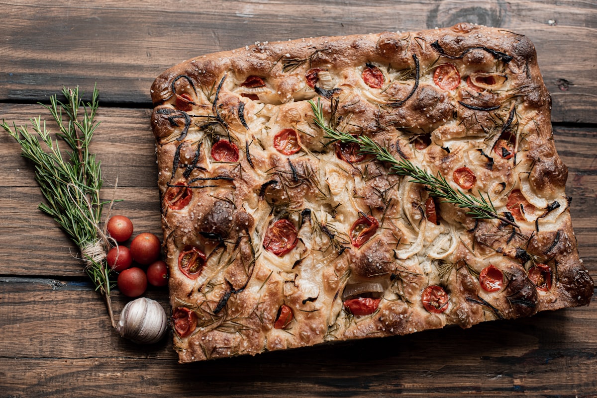 Fougasse rustique découpée en forme de feuille d'arbre