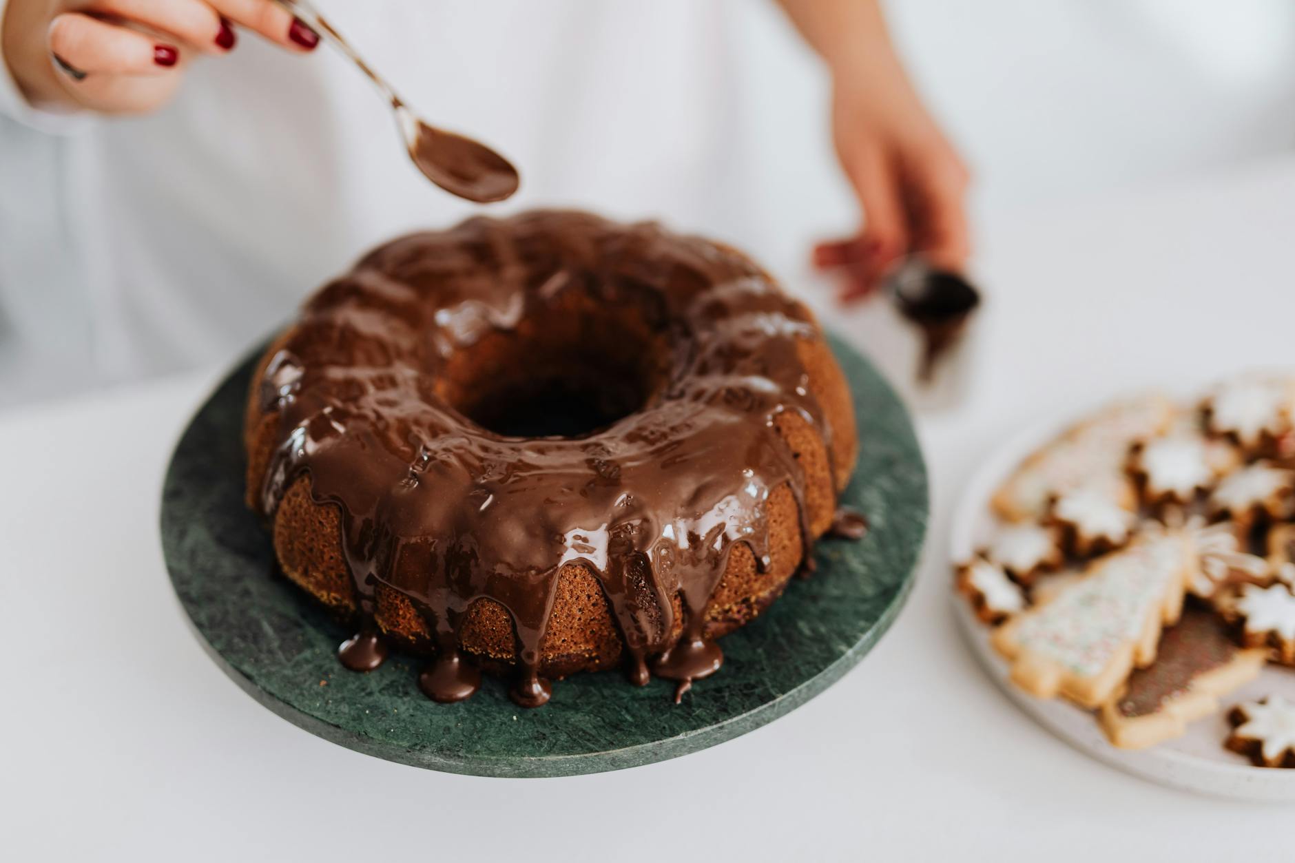 Gâteau au chocolat noir et noisettes torréfiées coupé en parts