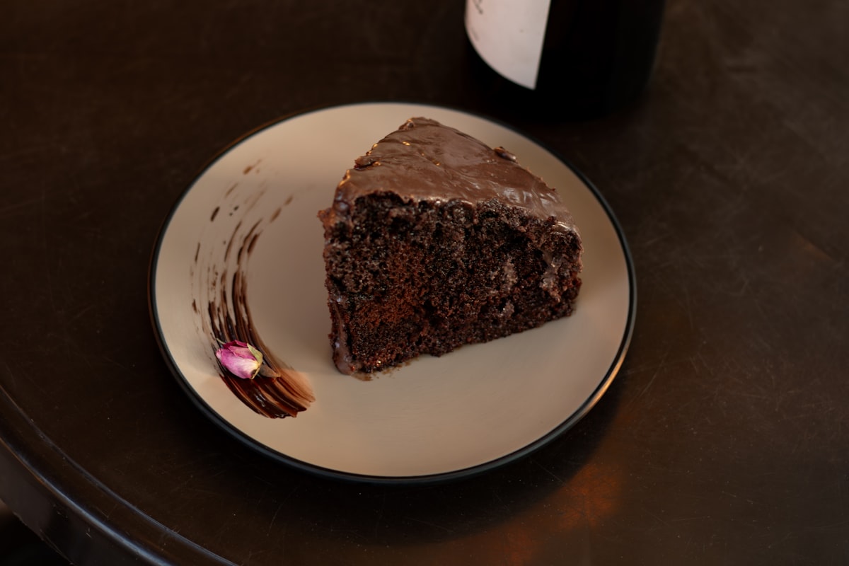 Tranche de gâteau au chocolat noir avec texture fondante