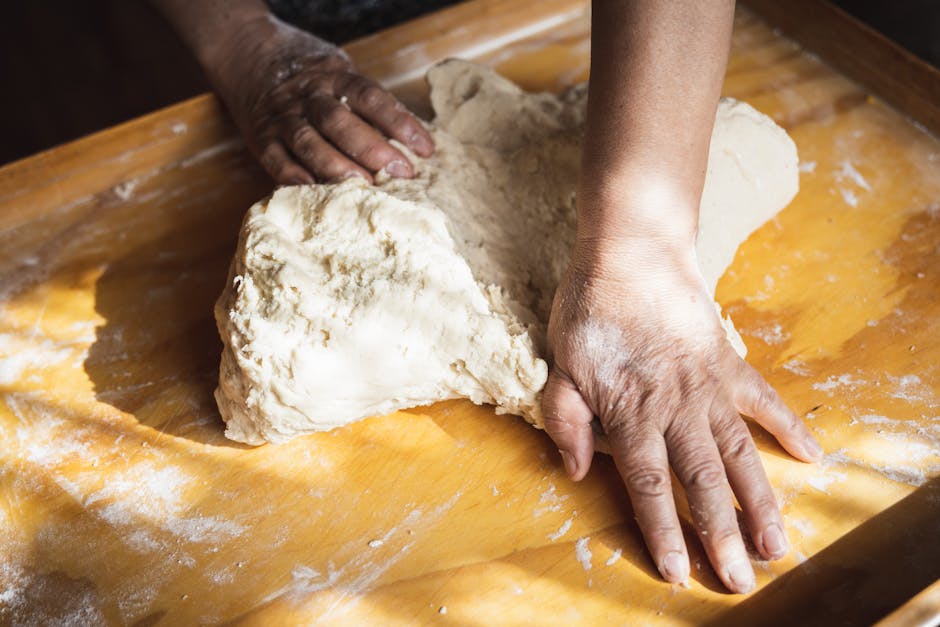 Pétrissage de pâte à pain à la main