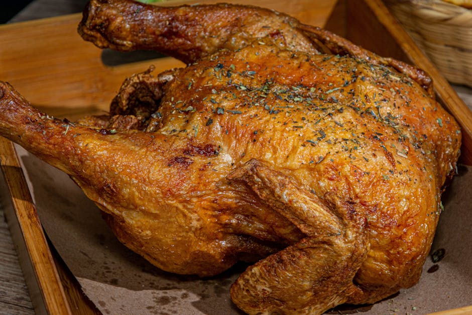 Poulet rôti doré aux herbes aromatiques