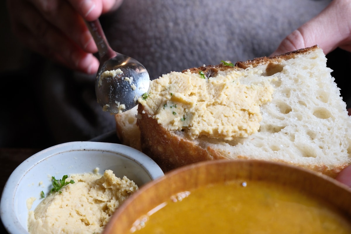 Bol de soupe gratinée au pain de campagne rassis et comté fondu