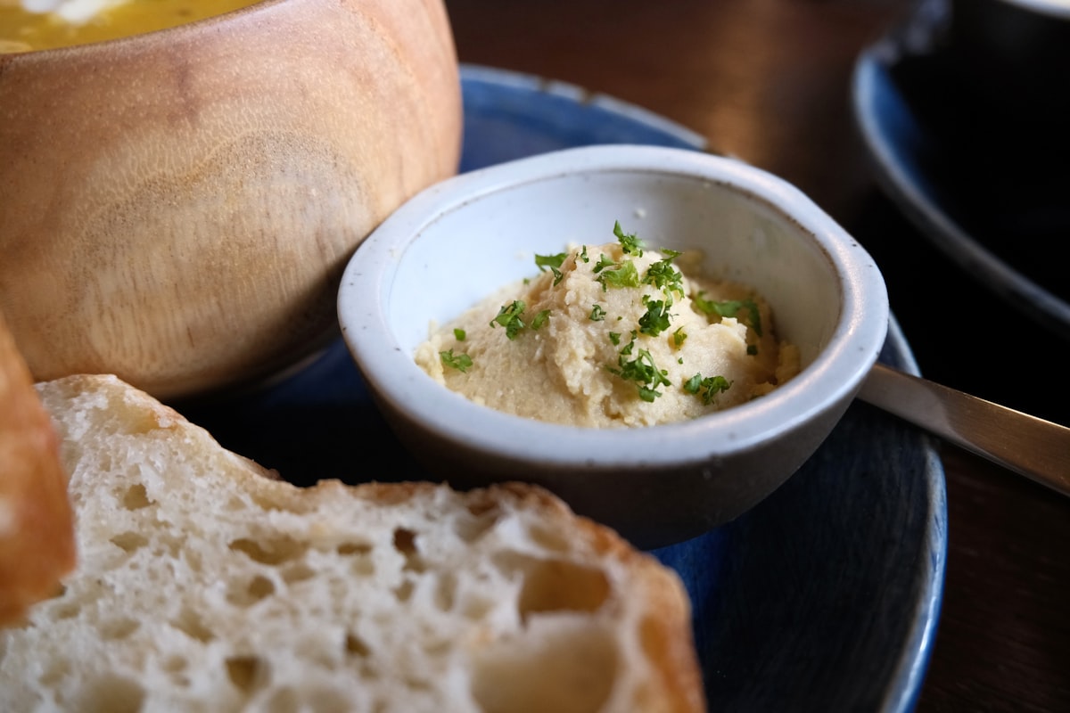 Soupe gratinée au pain rassis avec croûte de fromage doré