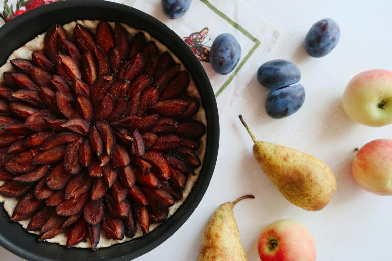 Tarte aux pommes rustique faite maison avec bords irréguliers