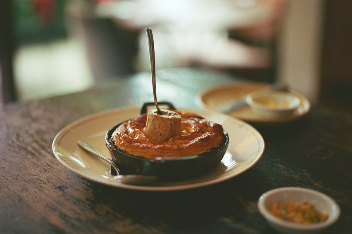 Tarte aux pommes rustique dorée avec bords repliés