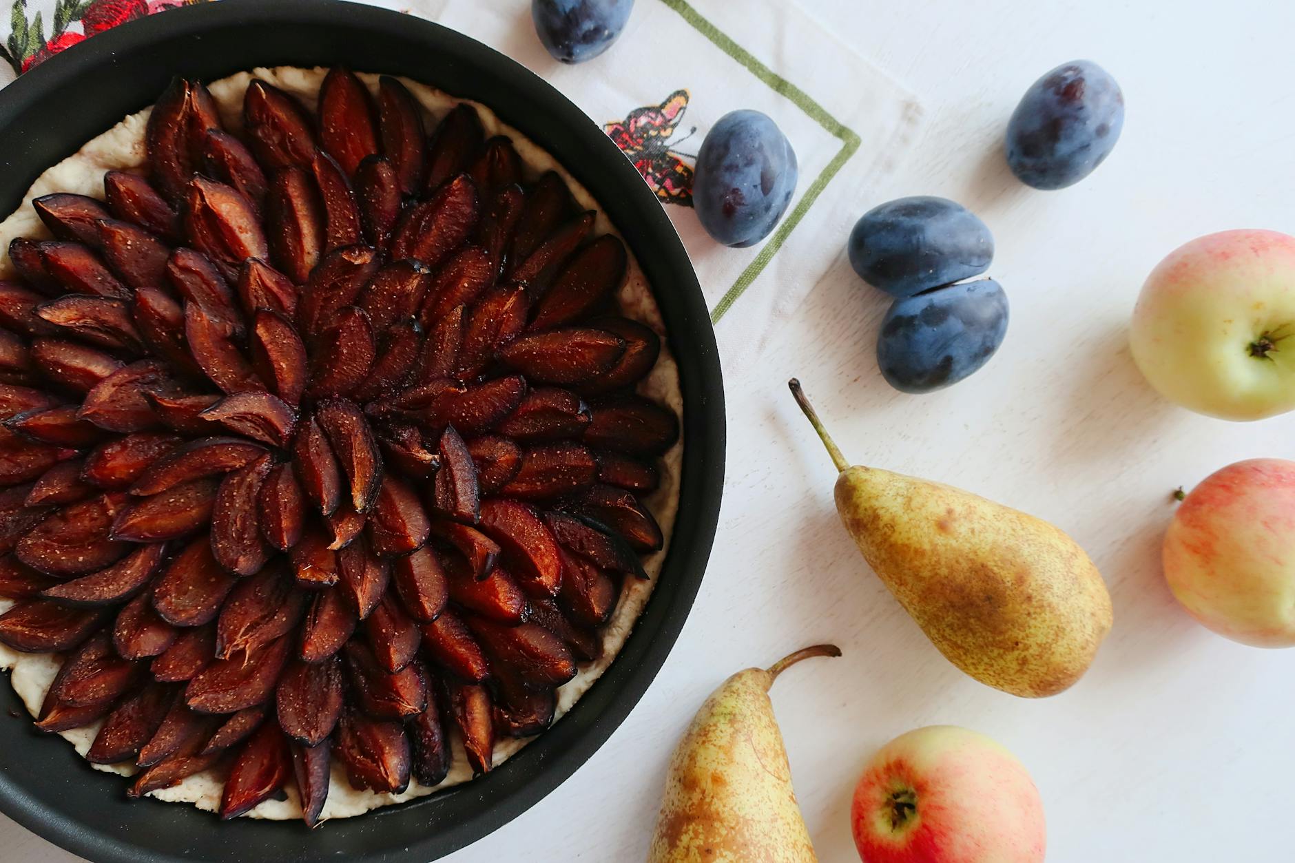 Tarte aux pommes rustique faite maison avec bords irréguliers